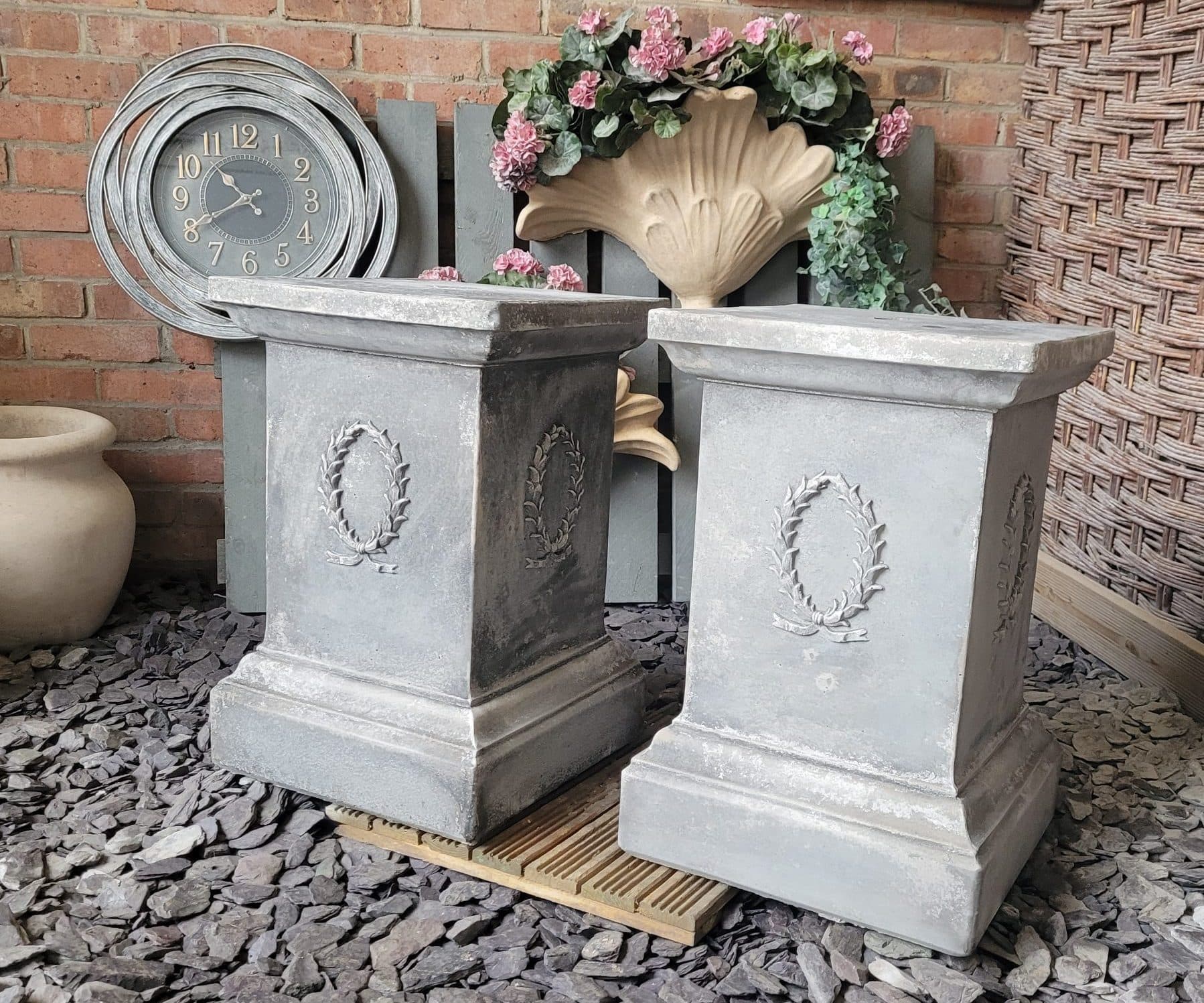 Single Large laurel Plinth
