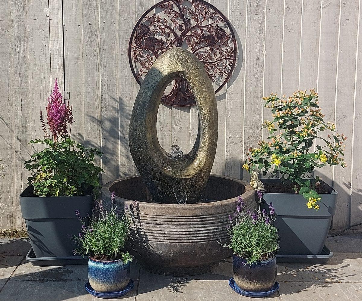 Circulum fountain with Ball or Eye sculpture
