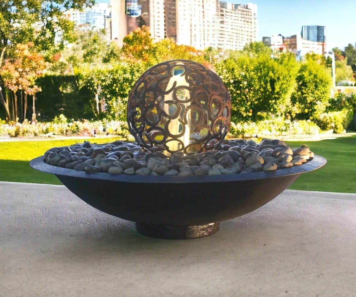 Riviera water fountain with Horse shoe sphere
