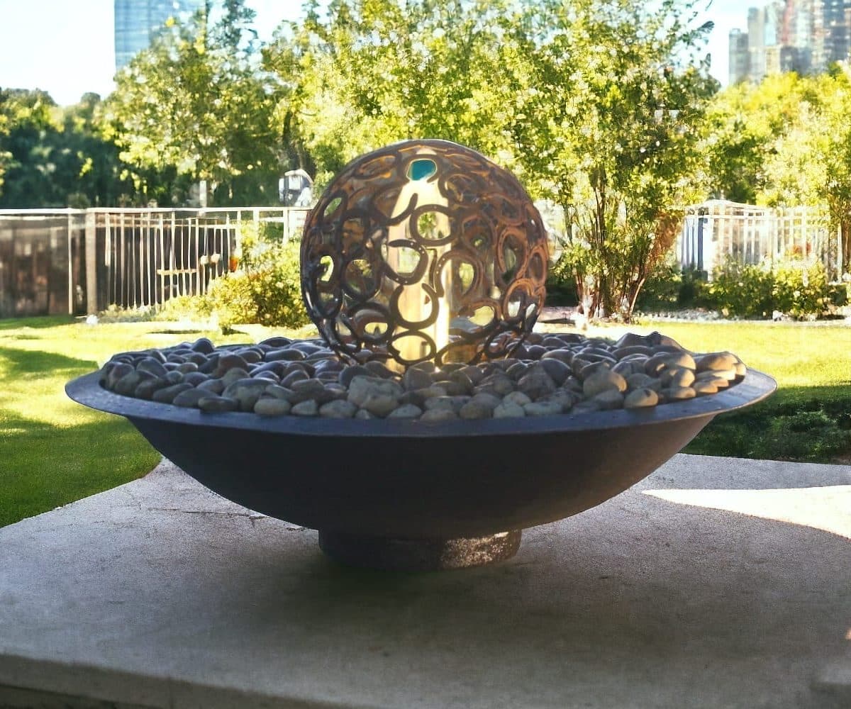 Riviera water fountain with Horse shoe sphere