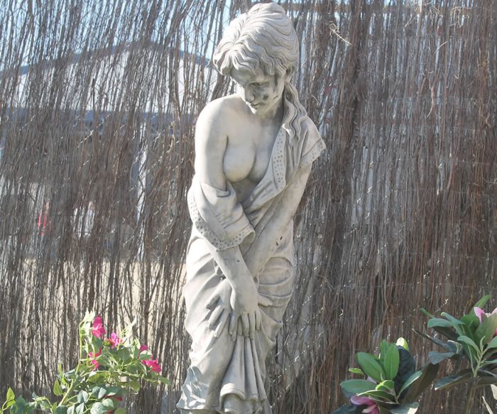bella statue plinth