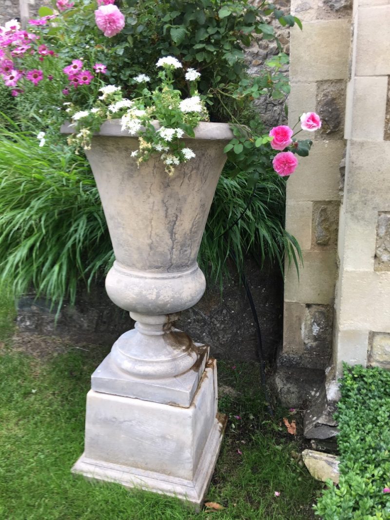 Pair of Kensington Urns on Plateau Plinths Stone Garden Ornaments