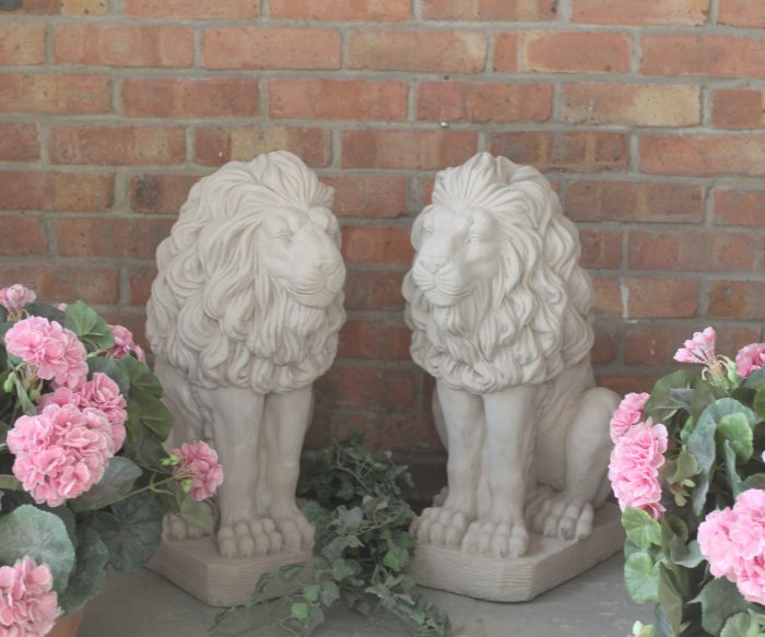 pair of sitting lions e1580384856574